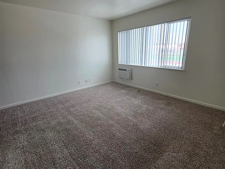 Murray Hill Apartments — Photo 8