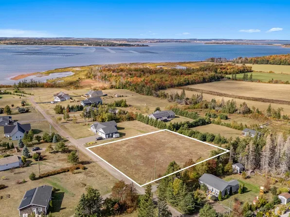 Pine St, Charlotte Parish, PE C1E 2W1