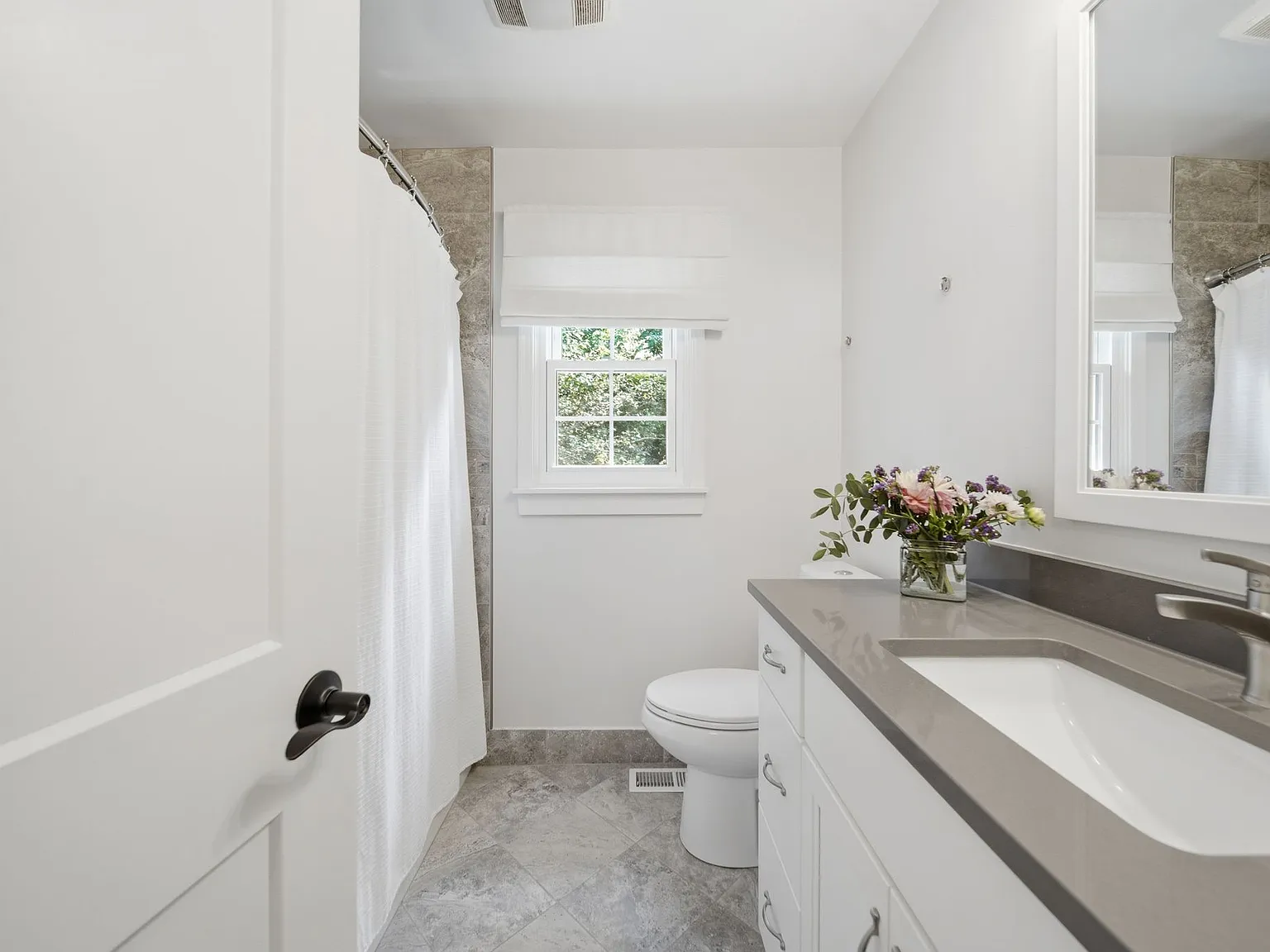 4 bed, 2.5 bath, 2242 sqft, $4,700 — Photo 3