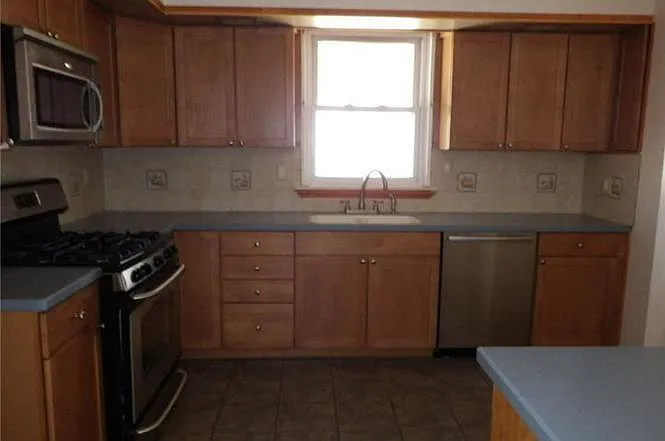 4 bed, 1110 sqft, $2,400 — Photo 3