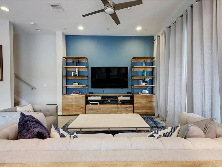 2114 Philomena St — Photo 12