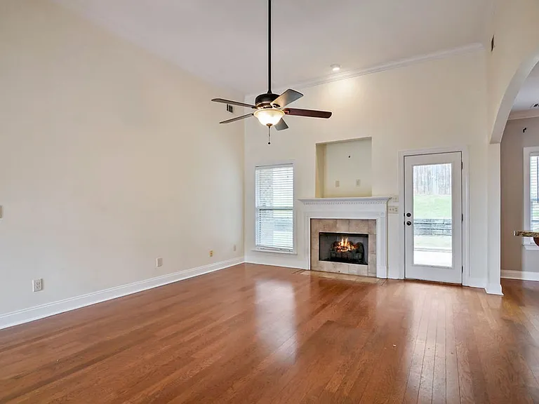 710 Valley St — Photo 12