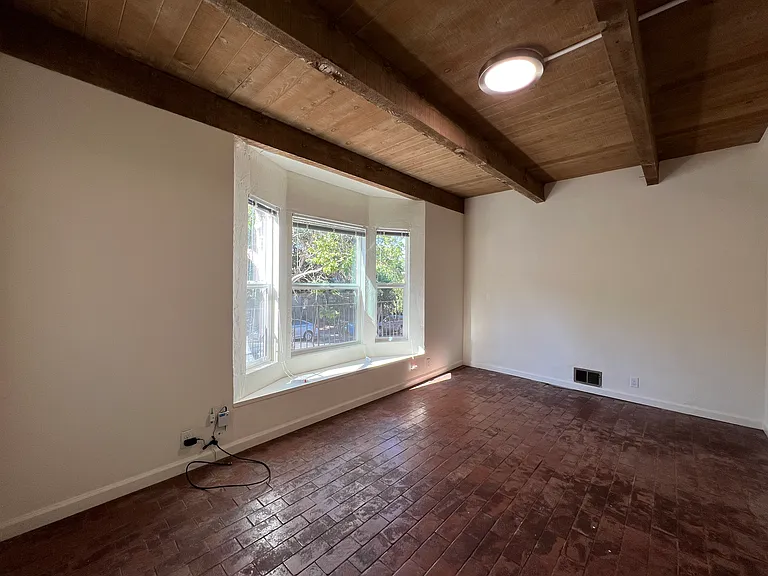 2541-2569 Le Conte Ave — Photo 40