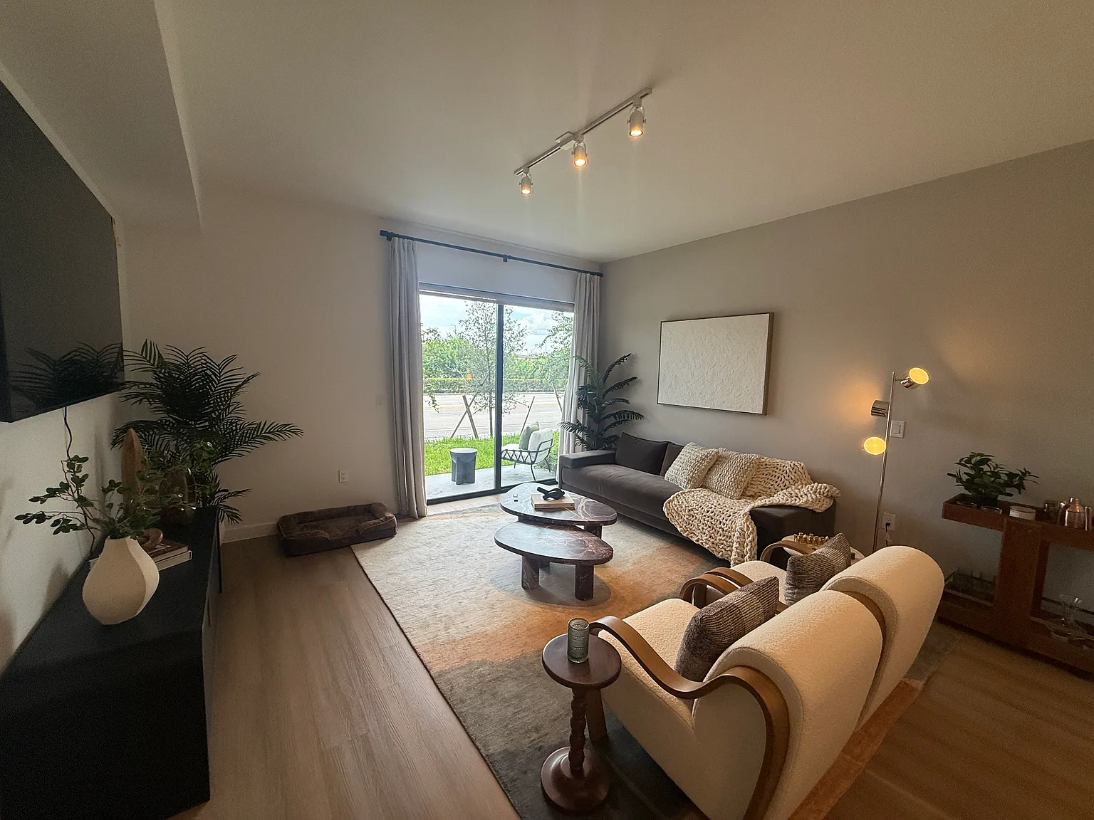 2 bed, 1081 sqft, $2,748 — Photo 2