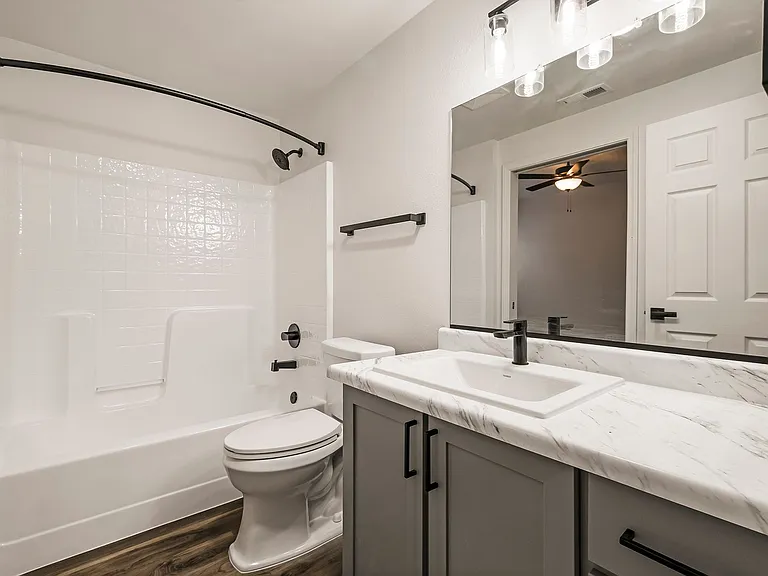 Sterling Oaks Luxury Apartments — Photo 86