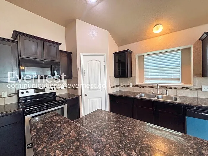 4 bed, 2.0 bath, 1853 sqft, $1,695 — Photo 4