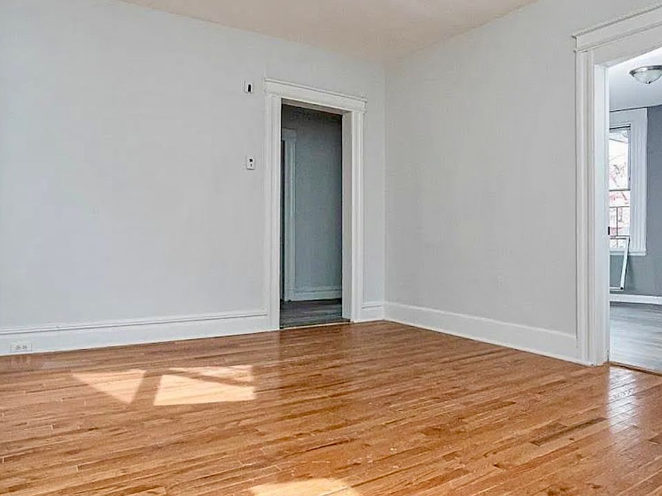 2nd image of 17 Nassau Pl #1