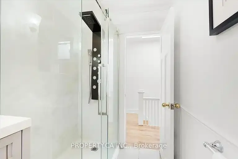 44 Beachview Cres #1A — Photo 2