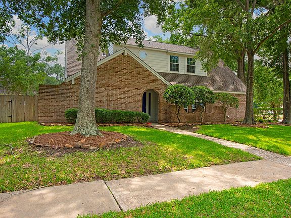 3rd image of 15702 Crestbrook Dr