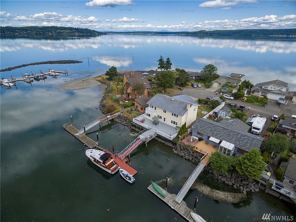 Sittin' on the dock of the bay, 25 minutes from the Kingston walk-on ferry to Seattle!