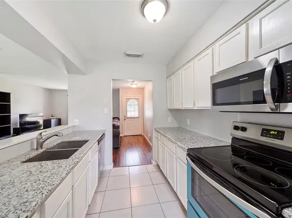 821 W Live Oak Street, Angleton, TX 77515