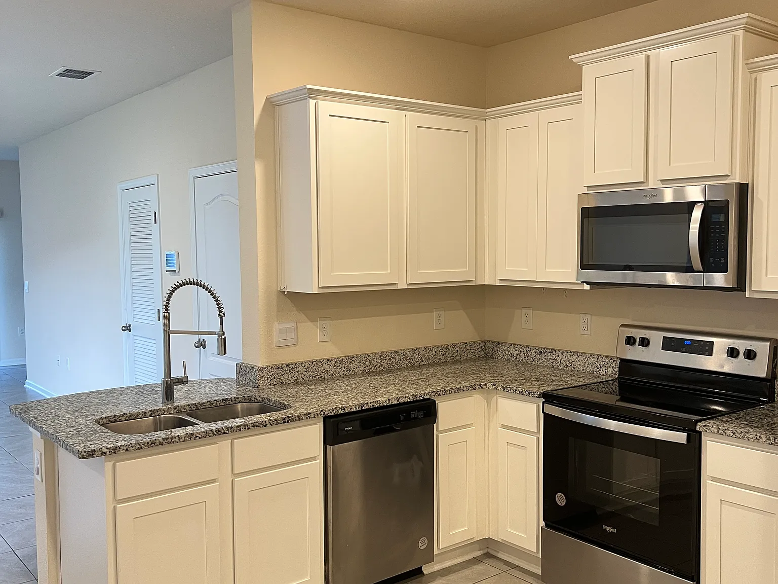 3 bed, 1502 sqft, $2,100 — Photo 3