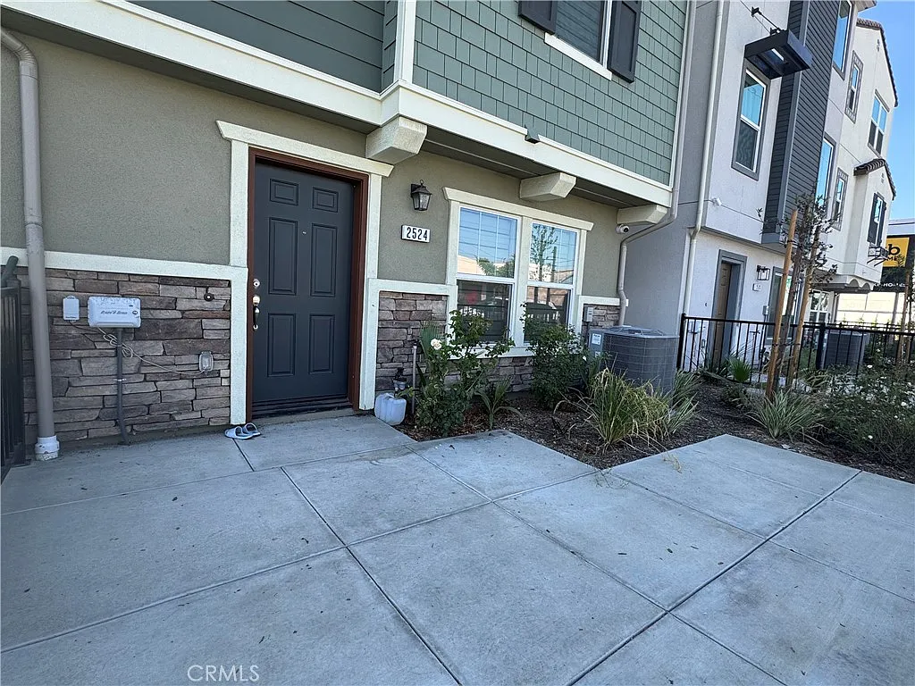 4 bed, 3.5 bath, 2303 sqft, $4,500 — Photo 2