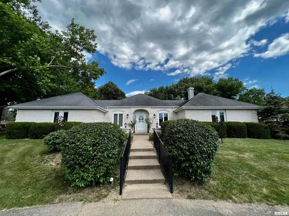 600 Meadow Dr, Macomb, IL 61455