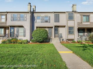 130 Park Meadows Dr, Lansing, MI 48917