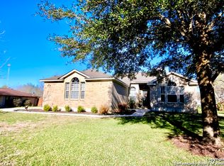 108 Oaklawn Dr, Floresville, TX 78114