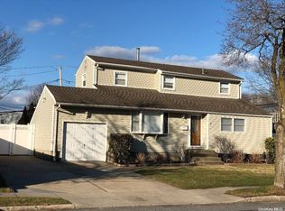 37 Sheldon Pl, Commack, NY 11725