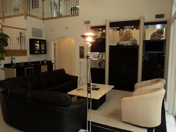 Fam Rm with Built Ins