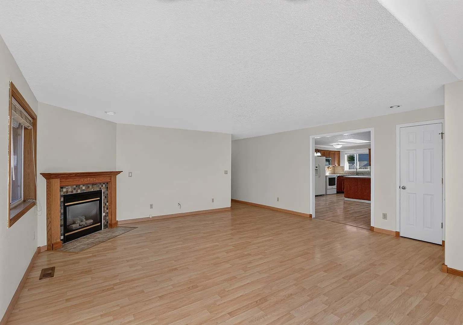 Spacious Single Level 3bed/2 bath w/ 3 car garage — Photo 4