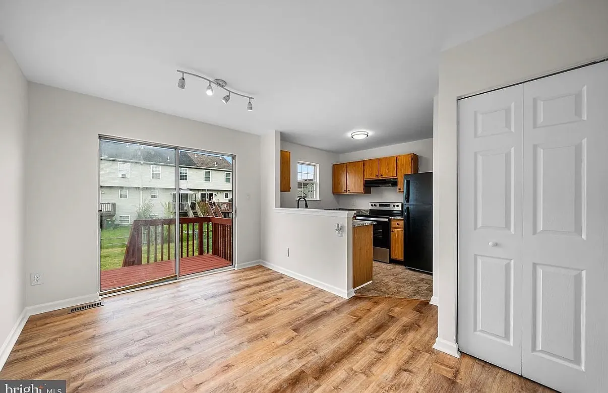 3 bed, 1125 sqft, $2,450 — Photo 3