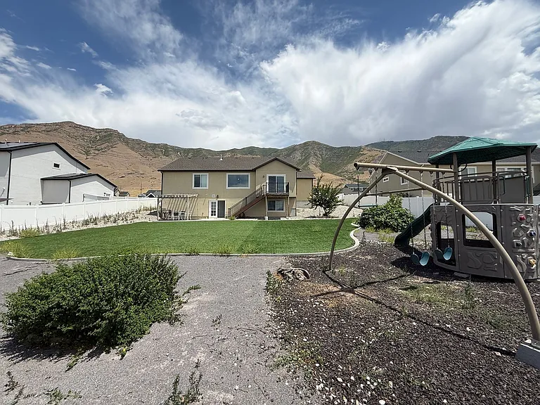 8285 N Lakeshore Drive — Photo 18