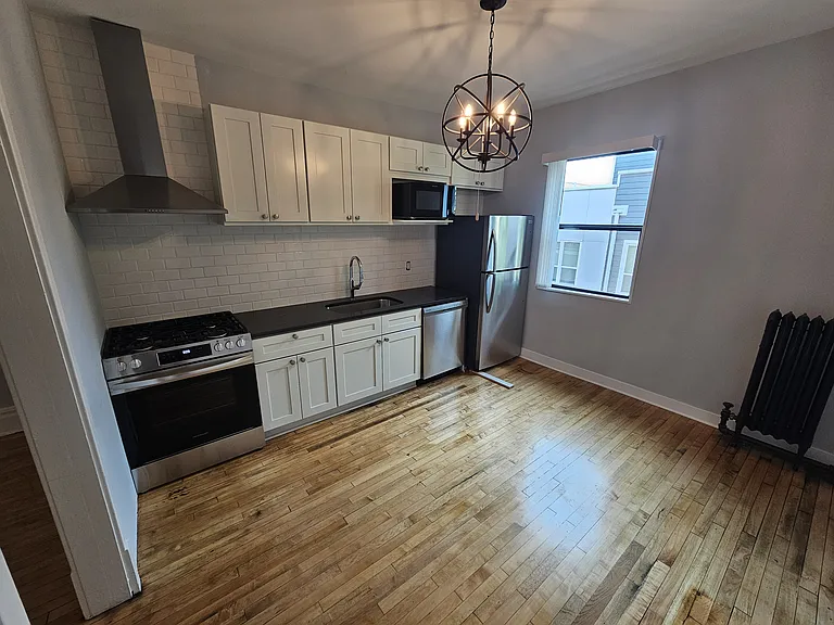 West Franklin Avenue Apartments — Photo 31