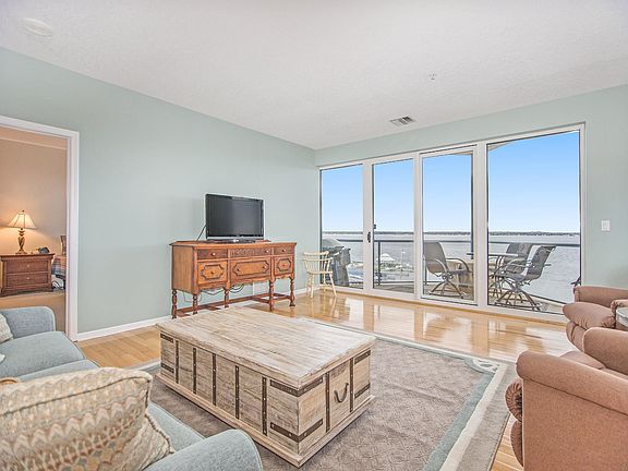 4th image of 2964 Lakeshore Dr Unit E401