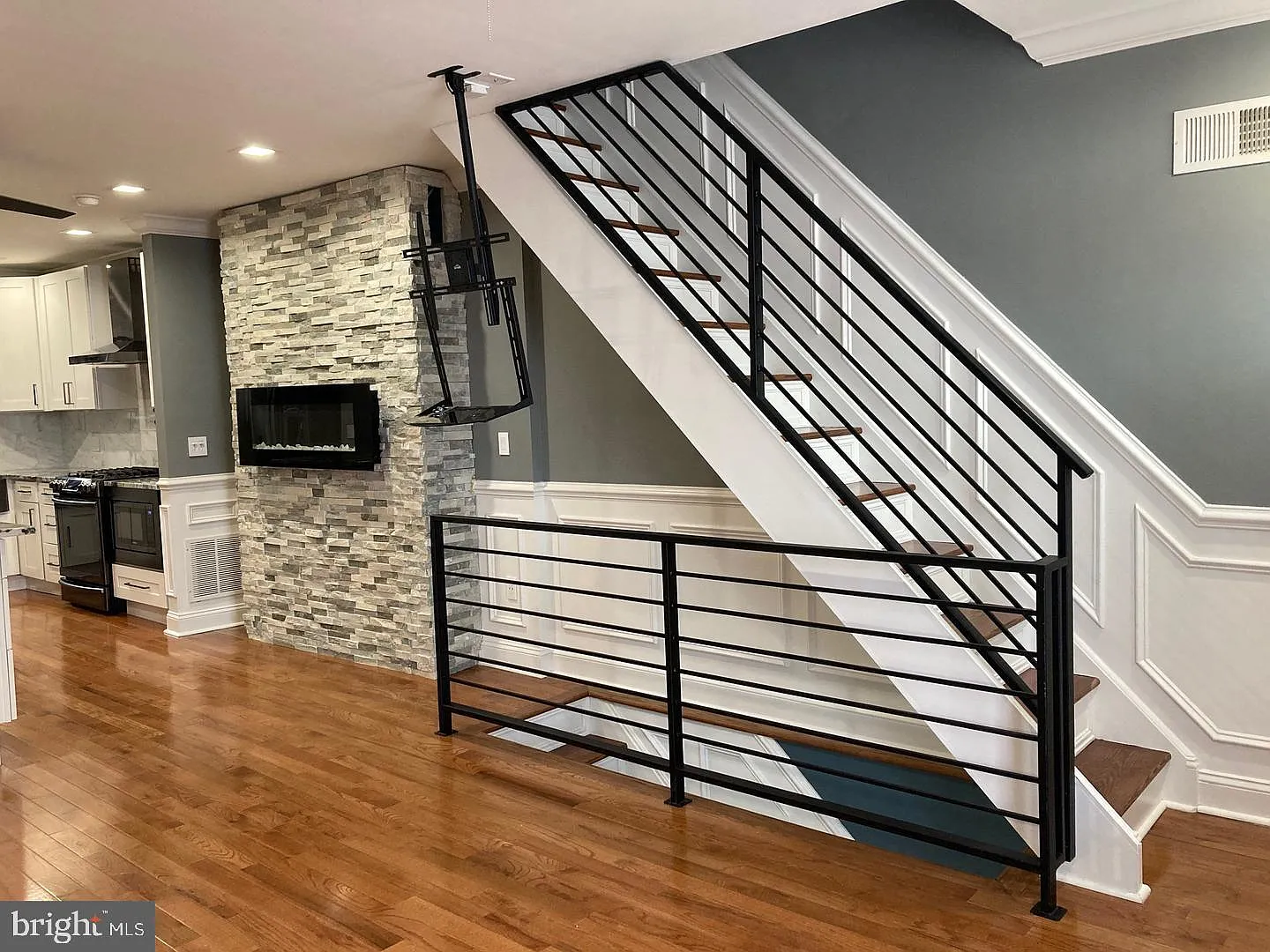 2 bed, 1.0 bath, 1100 sqft, $1,900 — Photo 3