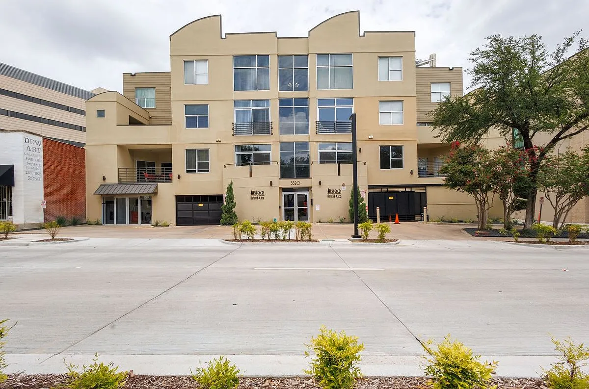 1 bed, 1.0 bath, 878 sqft, $1,900 — Photo 1