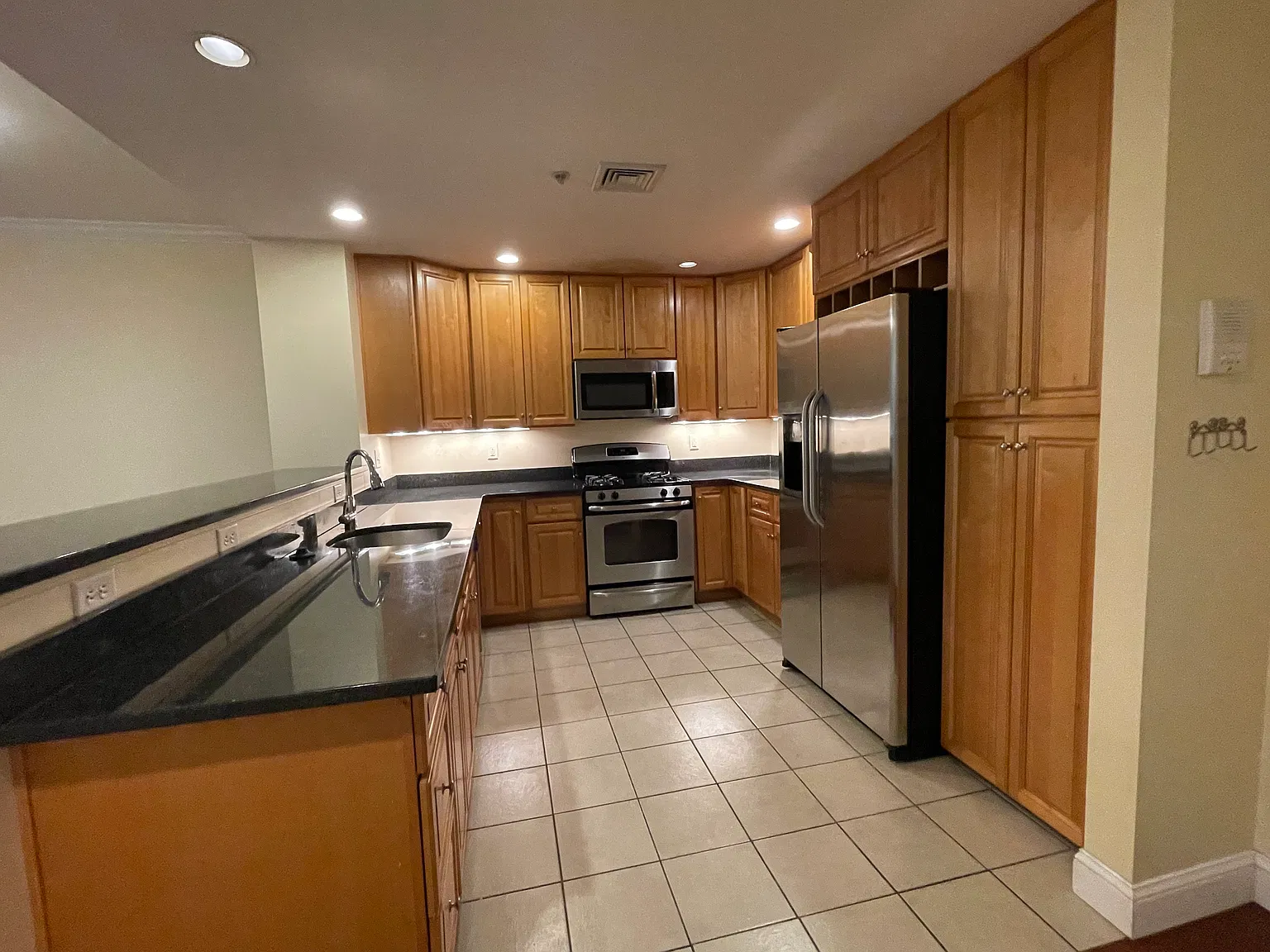 2 bed, 1000 sqft, $2,700 — Photo 1