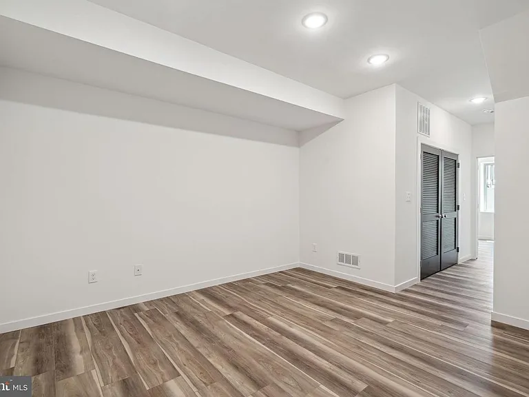 5629 Warrington Ave — Photo 4