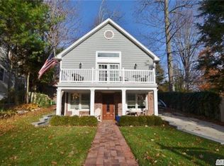 34 Oakdale Rd, Centerport, NY 11721