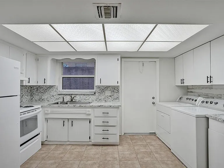 4240 NW 21st Ave — Photo 4