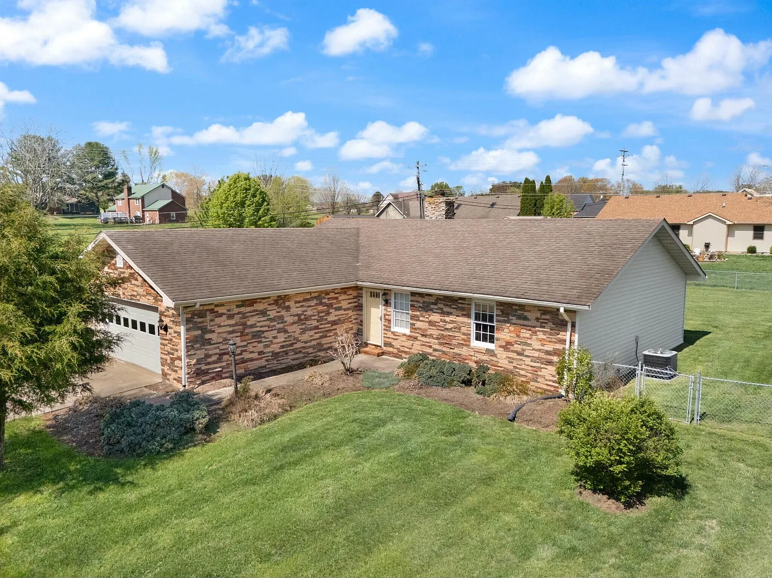 1124 Heartland Dr photo 1
