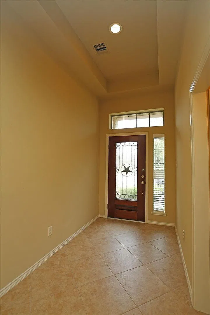 4 bed, 2.0 bath, 2339 sqft, $2,535 — Photo 2