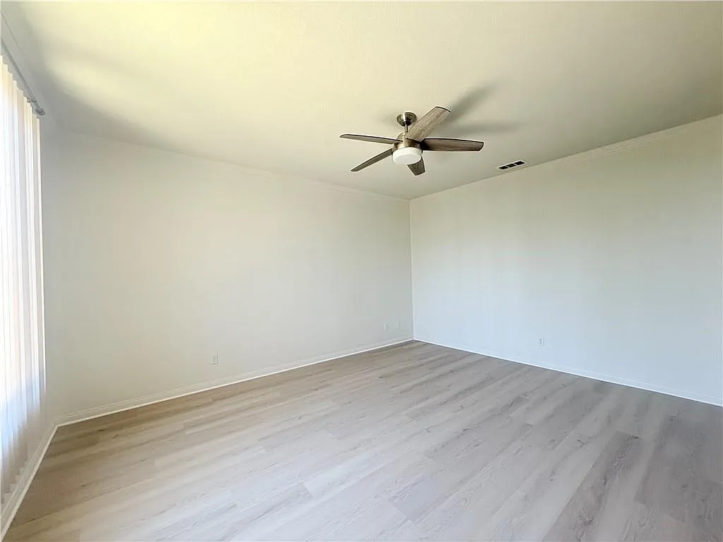 6 bed, 3371 sqft, $4,500 — Photo 3