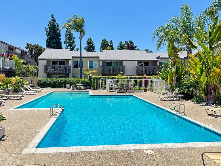 8545 Villa La Jolla Dr #H — Photo 7