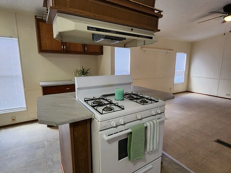 1022 Linda Ln — Photo 10