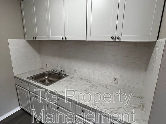 4th image of 2425 Dolphin Ave #B