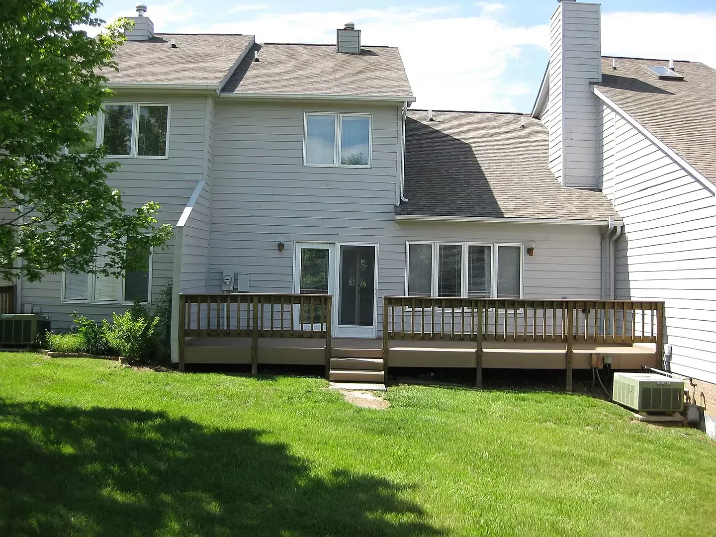2 Bedroom 2.5 Bath Townhouse with 2 Car Garage — Photo 2