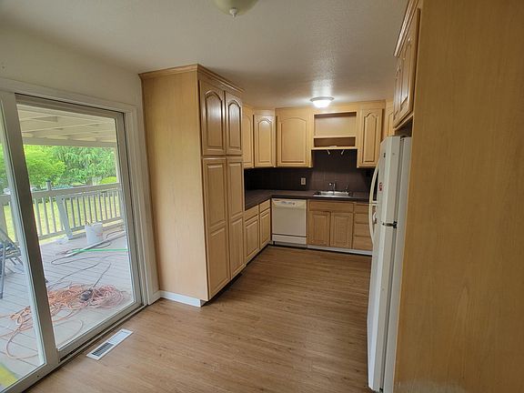 3rd image of 705 Kensington Ave S