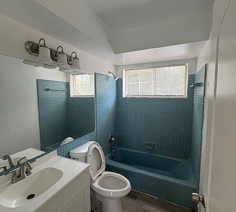 3rd image of 19511 Greenfield Rd