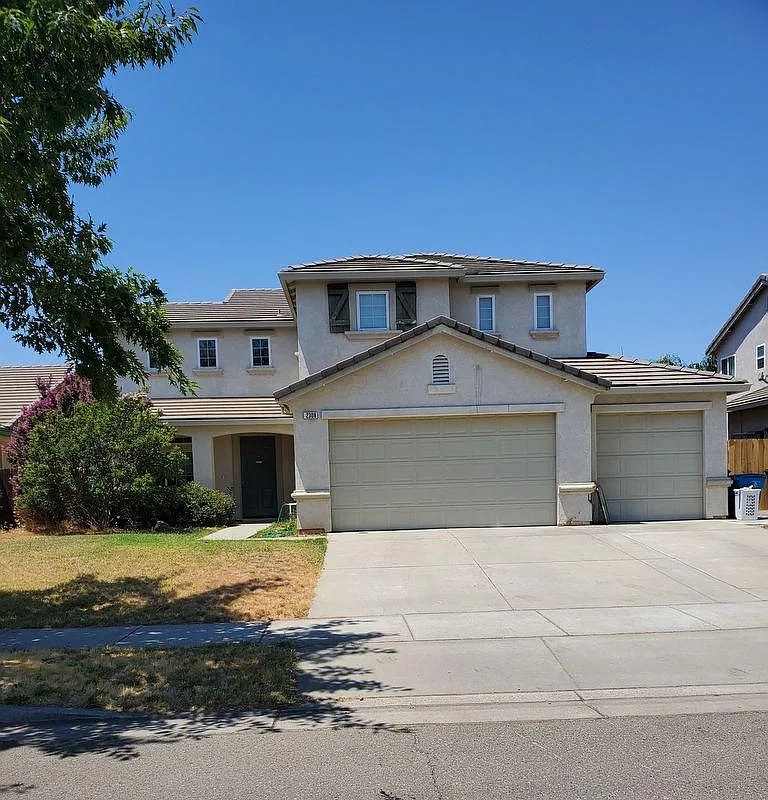 4 bed, 2439 sqft, $2,495 — Photo 1