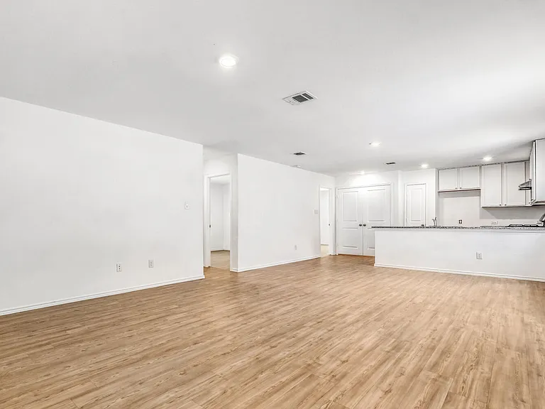 7102 Satellite Dr — Photo 11