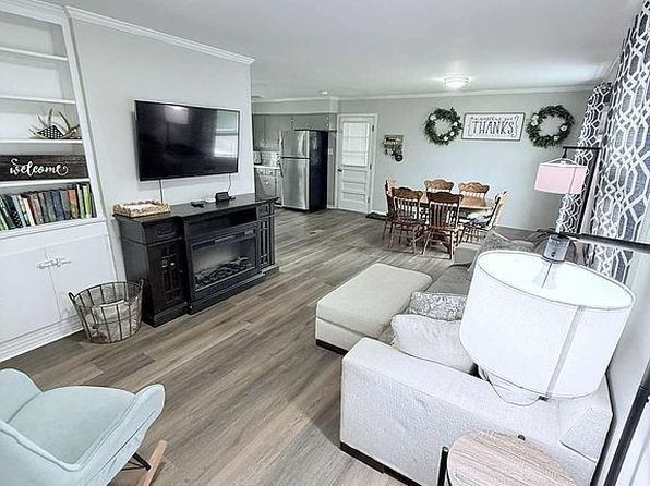 1305 Lake Ln