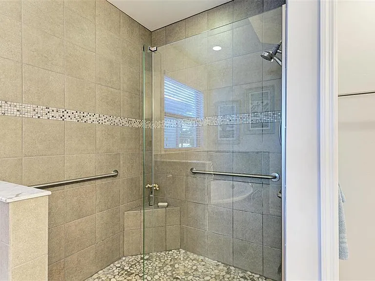 228 Maraviya Blvd — Photo 32