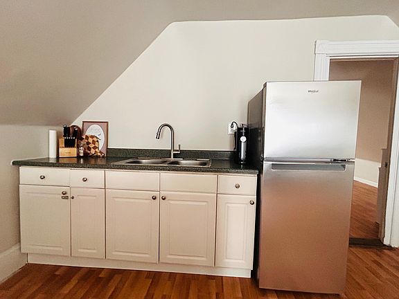 4th image of 204 Woodbine St #3