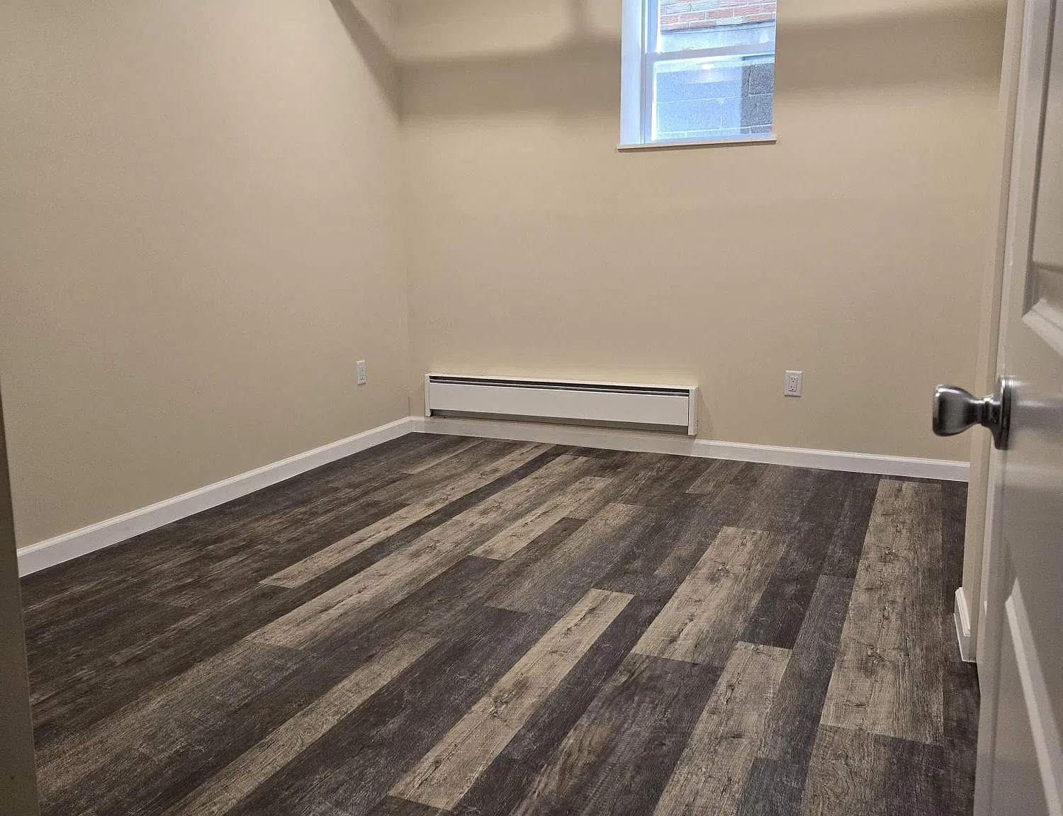 3 bed, 1.0 bath, 800 sqft, $2,300 — Photo 3