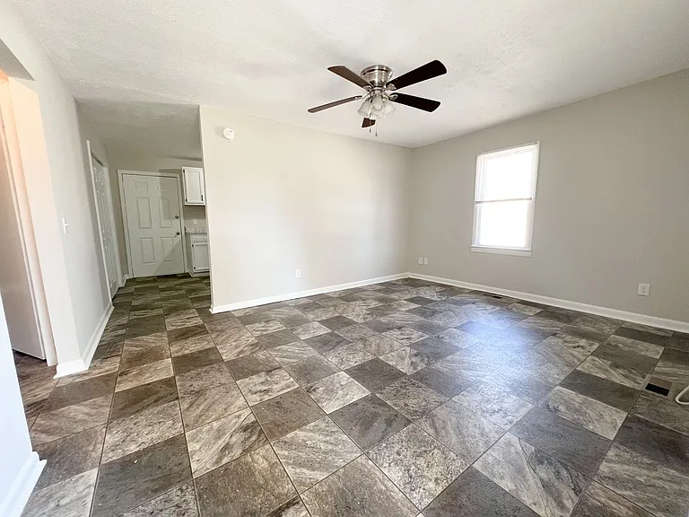 1139 Main St — Photo 3
