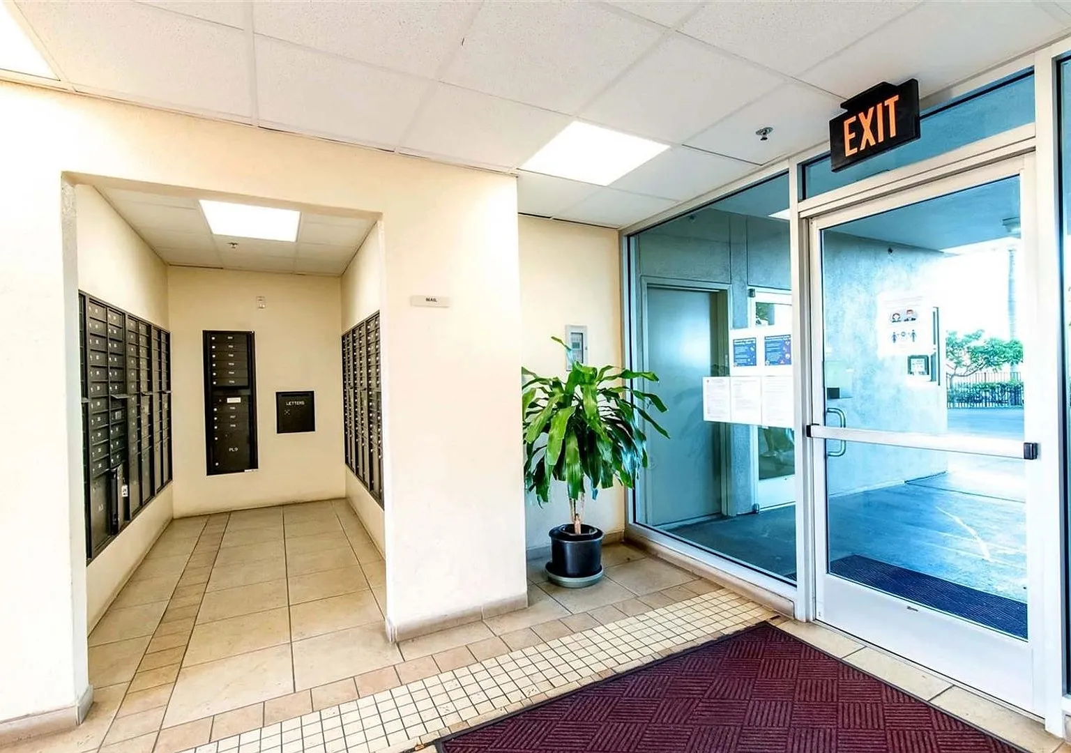 2 Bed / 1 Bath / 1 Parking in Plantation Town Apartments in Waipahu — Photo 3